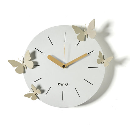 Orologio da parete in metallo Farfalle Battito D'Ali, il quadrante circolare è decorato con quattro farfalle magnetiche che possono essere posizionate in modo personalizzato Dimensioni: Ø 30 cm. In negozio e online su tuttochic.live