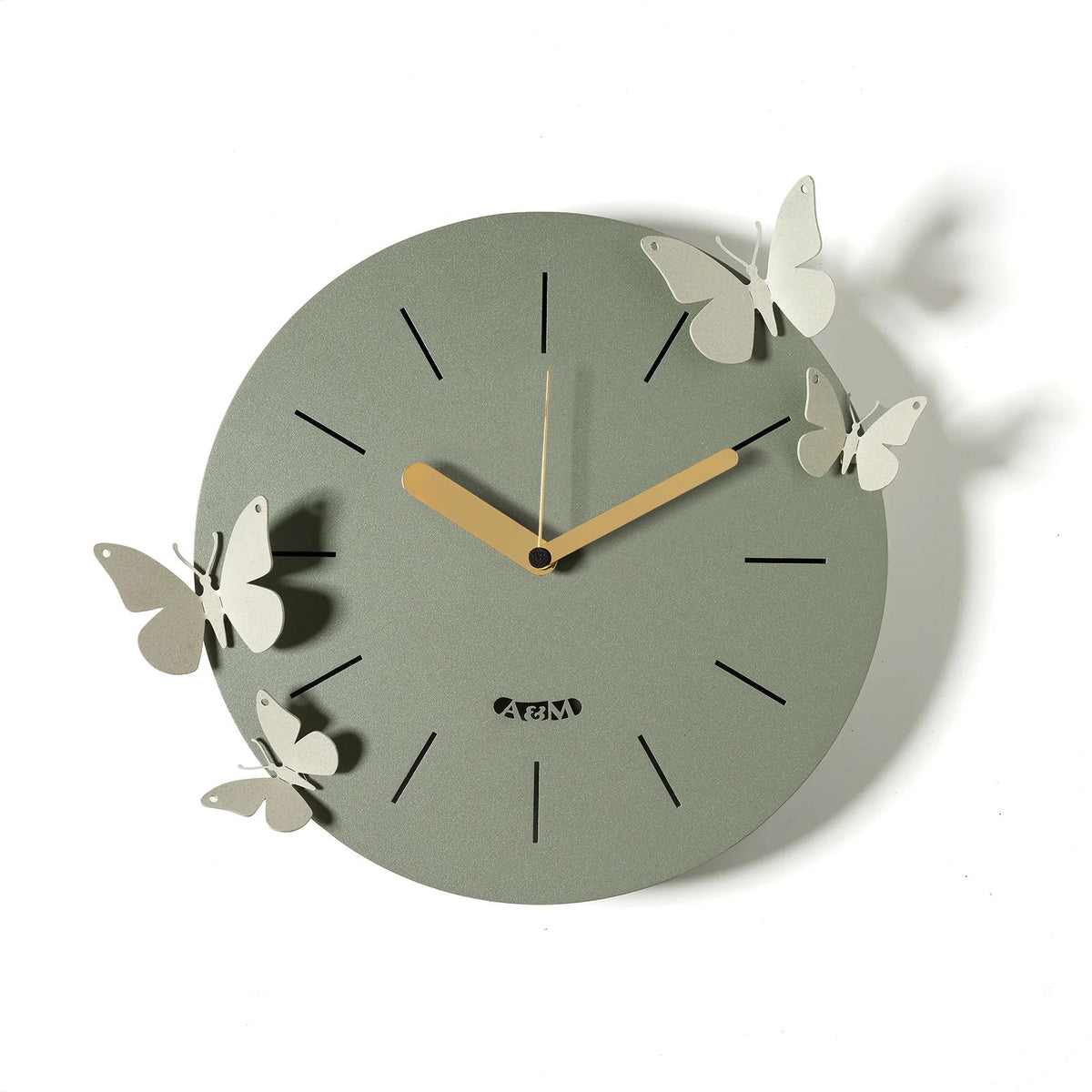 Orologio da parete in metallo Farfalle Battito D'Ali, il quadrante circolare è decorato con quattro farfalle magnetiche che possono essere posizionate in modo personalizzato Dimensioni: Ø 30 cm. In negozio e online su tuttochic.live