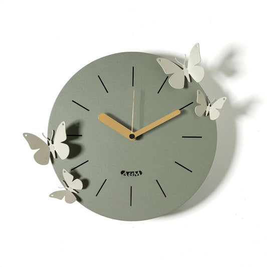 Orologio da parete in metallo Farfalle Battito D'Ali, il quadrante circolare è decorato con quattro farfalle magnetiche che possono essere posizionate in modo personalizzato Dimensioni: Ø 30 cm. In negozio e online su tuttochic.live