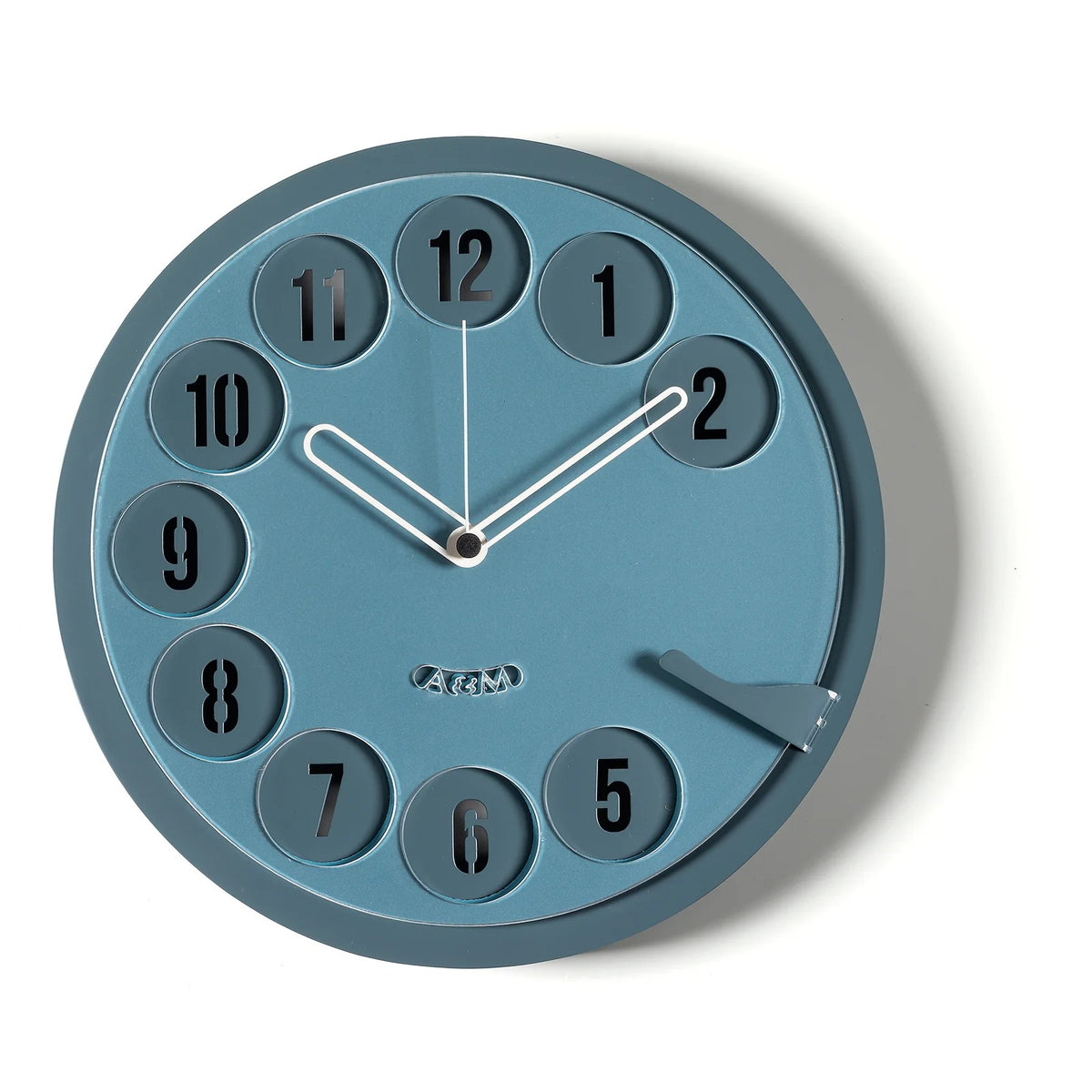 Orologio da parete Call Me! Il quadrante in metallo e plexiglass è ispirato al classico telefono a disco. Dimensioni: Ø cm 30 x cm 4. In negozio e online su tuttochic.live