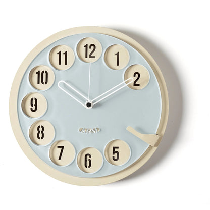 Orologio da parete Call Me! Il quadrante in metallo e plexiglass è ispirato al classico telefono a disco. Dimensioni: Ø cm 30 x cm 4. In negozio e online su tuttochic.live