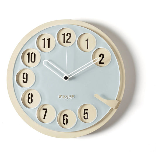Orologio da parete Call Me! Il quadrante in metallo e plexiglass è ispirato al classico telefono a disco. Dimensioni: Ø cm 30 x cm 4. In negozio e online su tuttochic.live