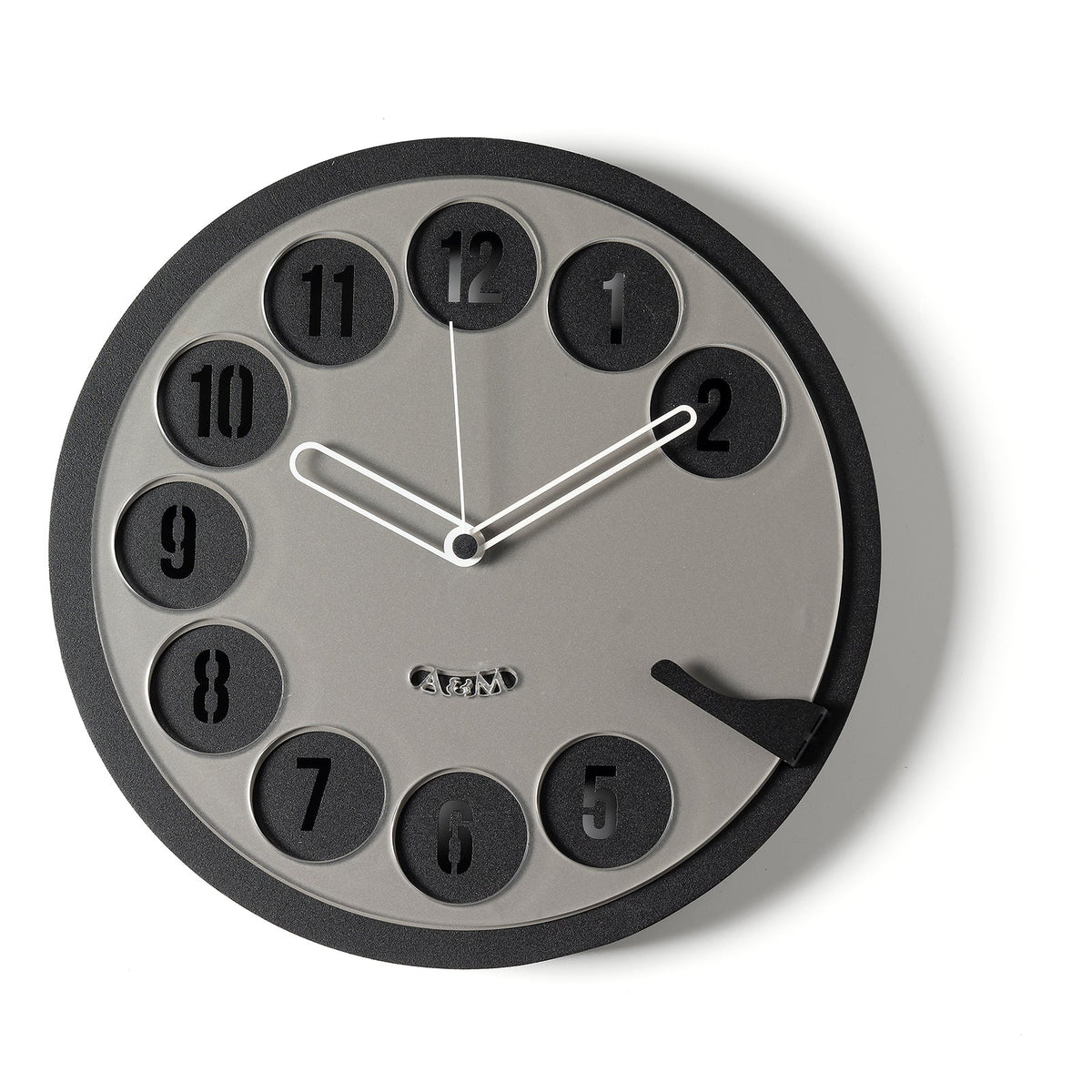 Orologio da parete Call Me! Il quadrante in metallo e plexiglass è ispirato al classico telefono a disco. Dimensioni: Ø cm 30 x cm 4. In negozio e online su tuttochic.live