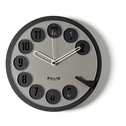Orologio da parete Call Me! Il quadrante in metallo e plexiglass è ispirato al classico telefono a disco. Dimensioni: Ø cm 30 x cm 4. In negozio e online su tuttochic.live