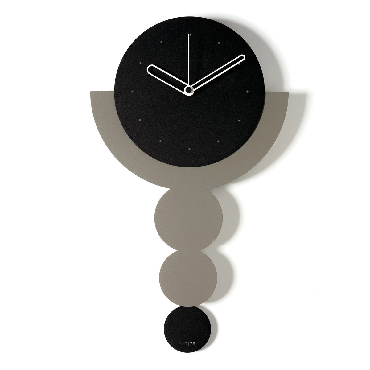 Questo orologio da parete in metallo bicolore con pendolo è caratterizzato da un design unico che si ispira alla "trilogia" dei cerchi. Dimensioni: cm 29 x 49,5 h. In negozio e online su tuttochic.live