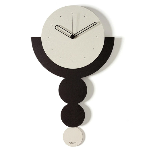 Questo orologio da parete in metallo bicolore con pendolo è caratterizzato da un design unico che si ispira alla "trilogia" dei cerchi. Dimensioni: cm 29 x 49,5 h. In negozio e online su tuttochic.live