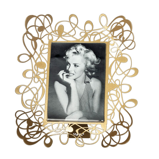 Il porta foto grande Scarabocchio è davvero originale  e al tempo stesso elegante e raffinato. Può impreziosire qualsiasi ambiente, salotto, camera da letto oppure studio. Dimensioni 26 x 30 h cm cornice esterna e 14 x 18 h cm foto Materiale: metallo. In negozio e online su tuttochic.live