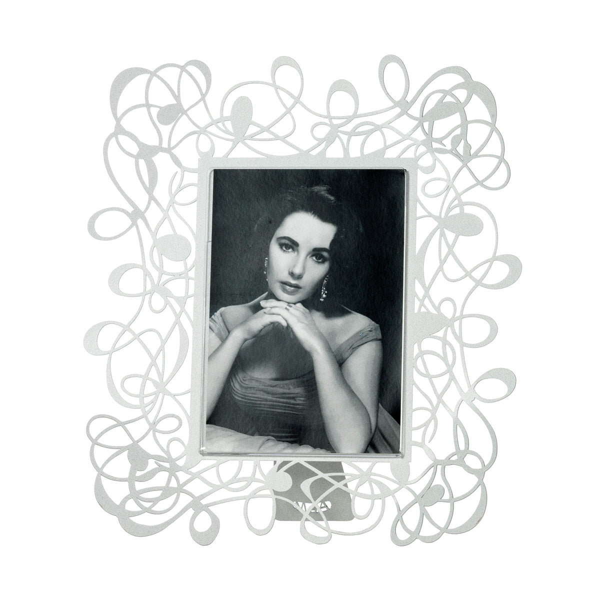 Il porta foto grande Scarabocchio è davvero originale  e al tempo stesso elegante e raffinato. Può impreziosire qualsiasi ambiente, salotto, camera da letto oppure studio. Dimensioni 26 x 30 h cm cornice esterna e 14 x 18 h cm foto Materiale: metallo. In negozio e online su tuttochic.live