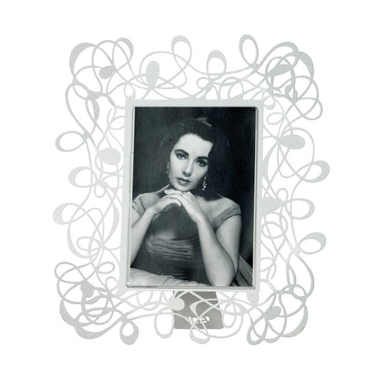 Il porta foto grande Scarabocchio è davvero originale  e al tempo stesso elegante e raffinato. Può impreziosire qualsiasi ambiente, salotto, camera da letto oppure studio. Dimensioni 26 x 30 h cm cornice esterna e 14 x 18 h cm foto Materiale: metallo. In negozio e online su tuttochic.live