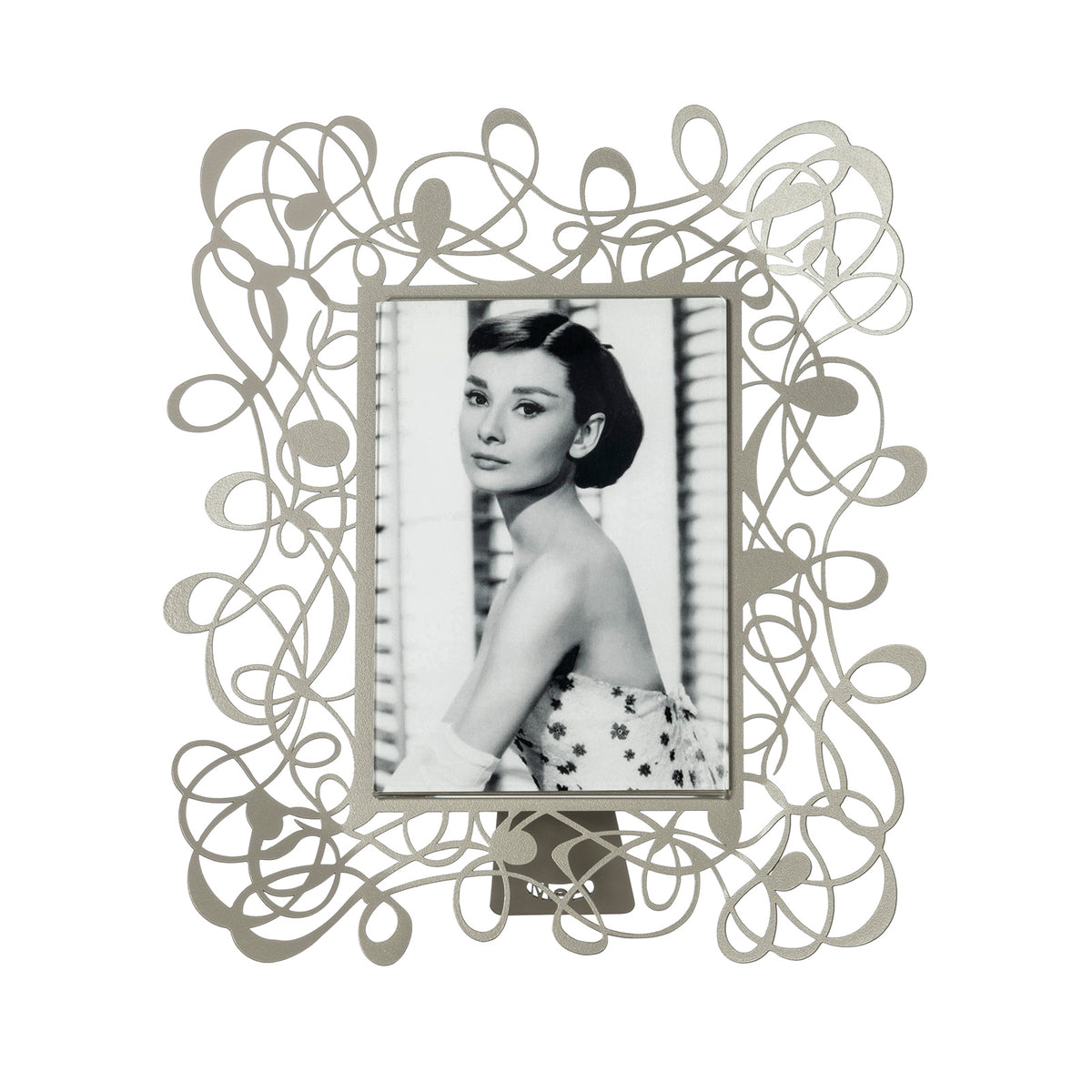 Il porta foto grande Scarabocchio è davvero originale  e al tempo stesso elegante e raffinato. Può impreziosire qualsiasi ambiente, salotto, camera da letto oppure studio. Dimensioni 26 x 30 h cm cornice esterna e 14 x 18 h cm foto Materiale: metallo. In negozio e online su tuttochic.live