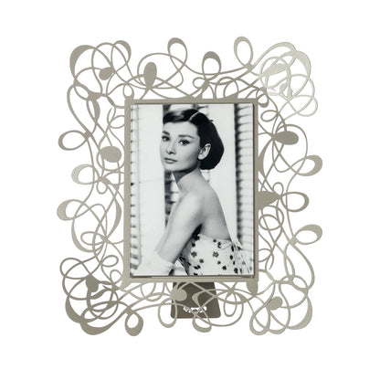 Il porta foto grande Scarabocchio è davvero originale  e al tempo stesso elegante e raffinato. Può impreziosire qualsiasi ambiente, salotto, camera da letto oppure studio. Dimensioni 26 x 30 h cm cornice esterna e 14 x 18 h cm foto Materiale: metallo. In negozio e online su tuttochic.live