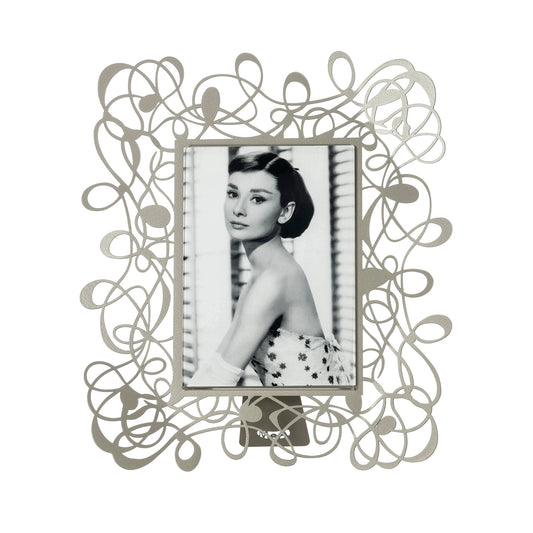 Il porta foto grande Scarabocchio è davvero originale  e al tempo stesso elegante e raffinato. Può impreziosire qualsiasi ambiente, salotto, camera da letto oppure studio. Dimensioni 26 x 30 h cm cornice esterna e 14 x 18 h cm foto Materiale: metallo. In negozio e online su tuttochic.live