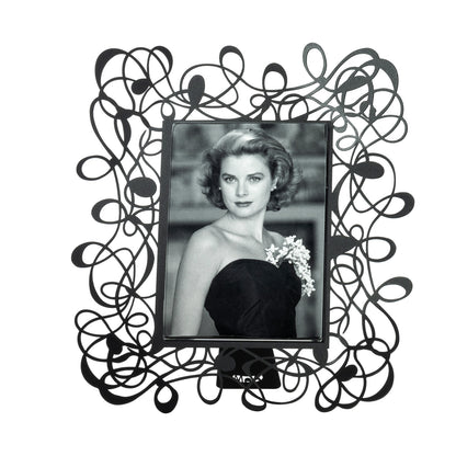 Il porta foto grande Scarabocchio è davvero originale  e al tempo stesso elegante e raffinato. Può impreziosire qualsiasi ambiente, salotto, camera da letto oppure studio. Dimensioni 26 x 30 h cm cornice esterna e 14 x 18 h cm foto Materiale: metallo. In negozio e online su tuttochic.live