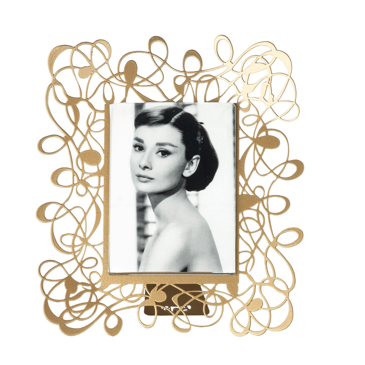 Il porta foto piccolo Scarabocchio è davvero originale  e al tempo stesso elegante e raffinato. Può impreziosire qualsiasi ambiente, salotto, camera da letto oppure studio. Dimensioni 19 x 22 h cm cornice esterna e 10 x 13 h cm foto Materiale: metallo. In negozio e online su tuttochic.live
