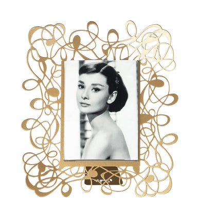 Il porta foto piccolo Scarabocchio è davvero originale  e al tempo stesso elegante e raffinato. Può impreziosire qualsiasi ambiente, salotto, camera da letto oppure studio. Dimensioni 19 x 22 h cm cornice esterna e 10 x 13 h cm foto Materiale: metallo. In negozio e online su tuttochic.live