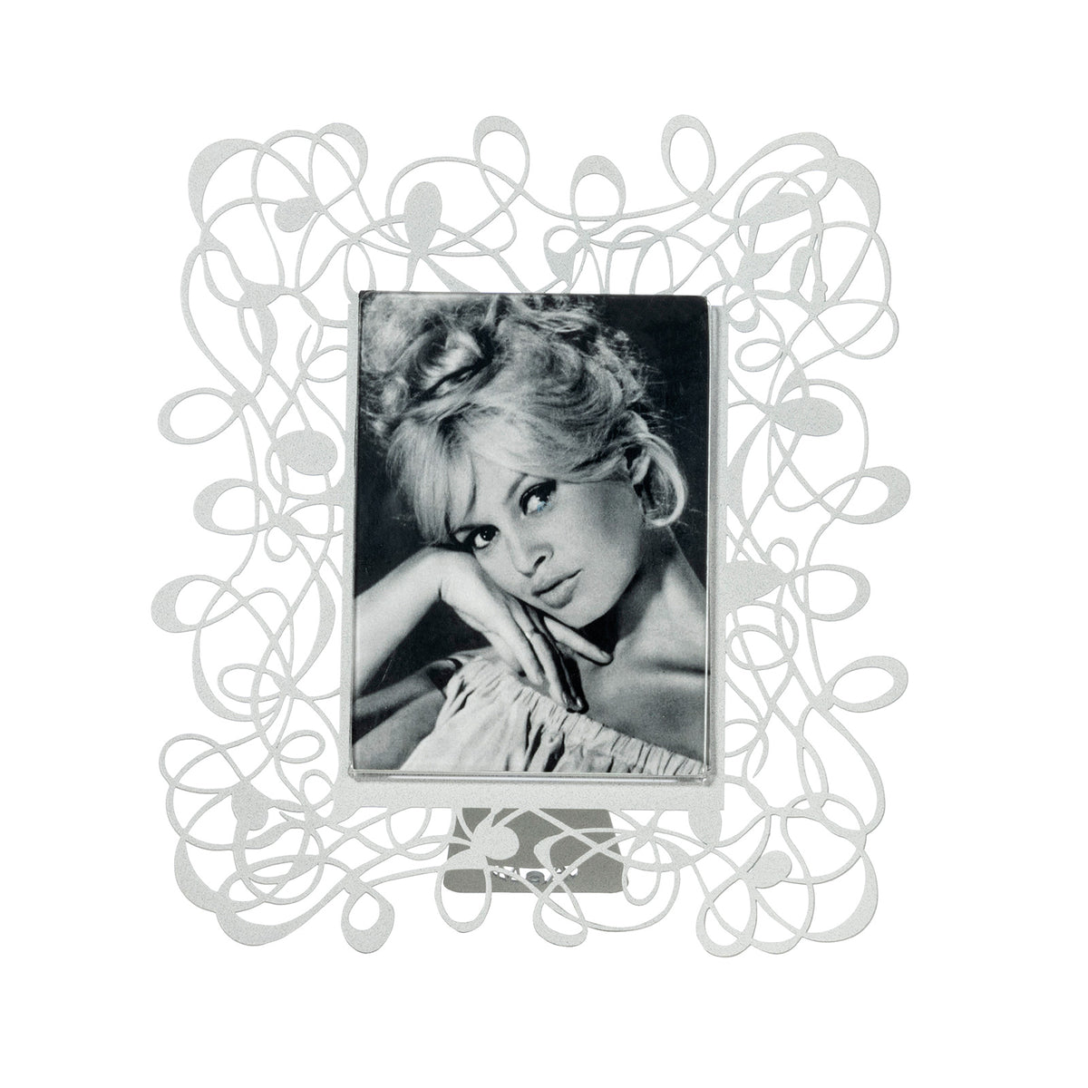 Il porta foto piccolo Scarabocchio è davvero originale  e al tempo stesso elegante e raffinato. Può impreziosire qualsiasi ambiente, salotto, camera da letto oppure studio. Dimensioni 19 x 22 h cm cornice esterna e 10 x 13 h cm foto Materiale: metallo. In negozio e online su tuttochic.live