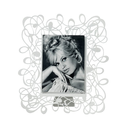 Il porta foto piccolo Scarabocchio è davvero originale  e al tempo stesso elegante e raffinato. Può impreziosire qualsiasi ambiente, salotto, camera da letto oppure studio. Dimensioni 19 x 22 h cm cornice esterna e 10 x 13 h cm foto Materiale: metallo. In negozio e online su tuttochic.live