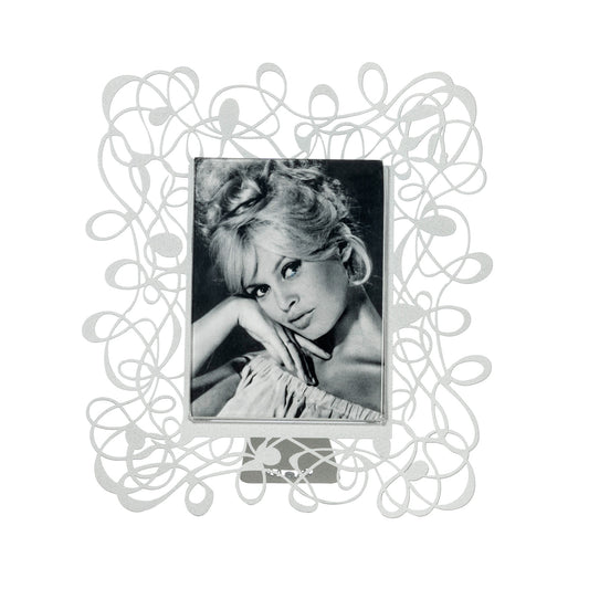 Il porta foto piccolo Scarabocchio è davvero originale  e al tempo stesso elegante e raffinato. Può impreziosire qualsiasi ambiente, salotto, camera da letto oppure studio. Dimensioni 19 x 22 h cm cornice esterna e 10 x 13 h cm foto Materiale: metallo. In negozio e online su tuttochic.live