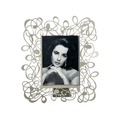 Il porta foto piccolo Scarabocchio è davvero originale  e al tempo stesso elegante e raffinato. Può impreziosire qualsiasi ambiente, salotto, camera da letto oppure studio. Dimensioni 19 x 22 h cm cornice esterna e 10 x 13 h cm foto Materiale: metallo. In negozio e online su tuttochic.live