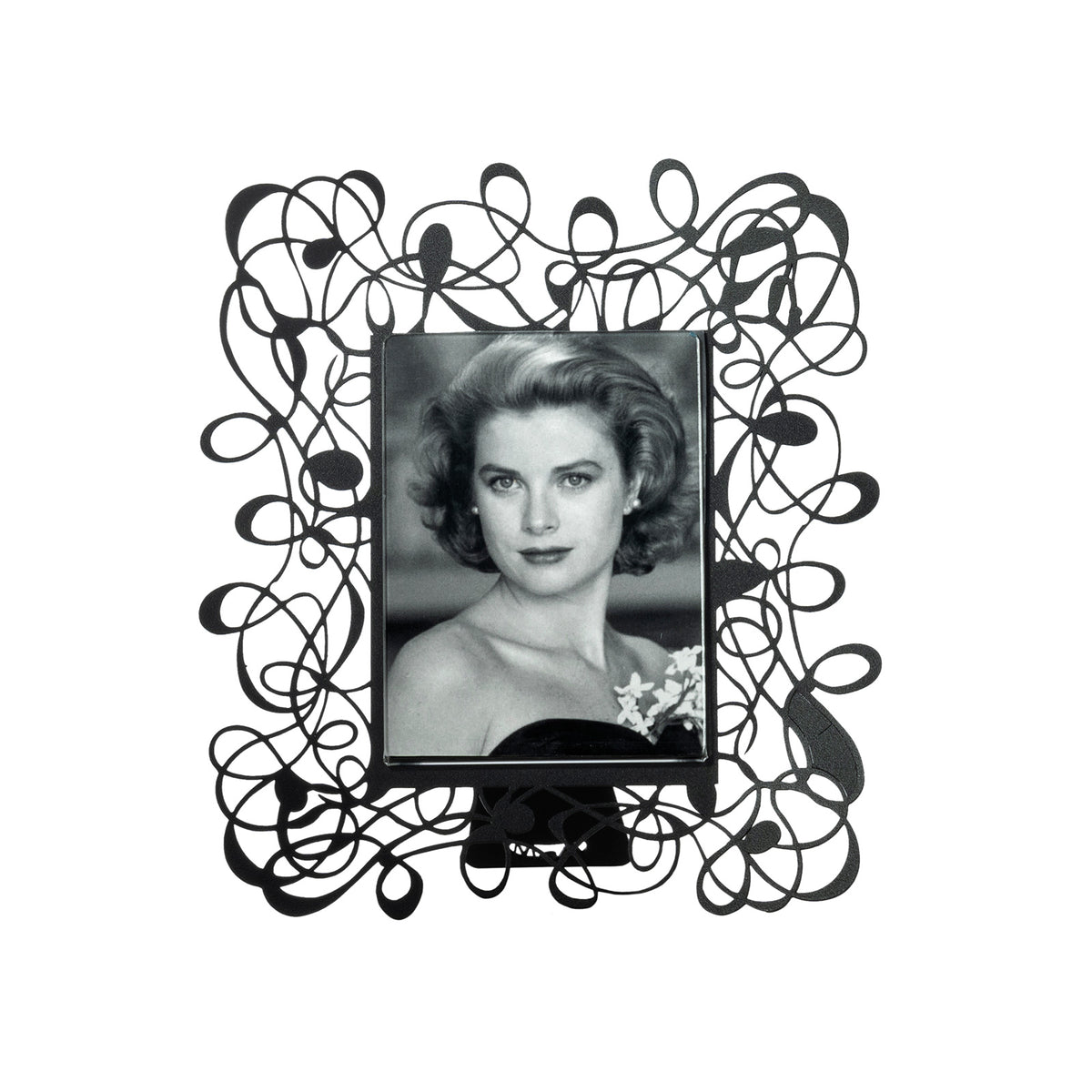 Il porta foto piccolo Scarabocchio è davvero originale  e al tempo stesso elegante e raffinato. Può impreziosire qualsiasi ambiente, salotto, camera da letto oppure studio. Dimensioni 19 x 22 h cm cornice esterna e 10 x 13 h cm foto Materiale: metallo. In negozio e online su tuttochic.live