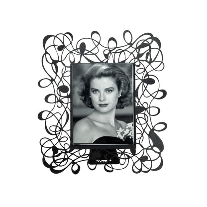 Il porta foto piccolo Scarabocchio è davvero originale  e al tempo stesso elegante e raffinato. Può impreziosire qualsiasi ambiente, salotto, camera da letto oppure studio. Dimensioni 19 x 22 h cm cornice esterna e 10 x 13 h cm foto Materiale: metallo. In negozio e online su tuttochic.live