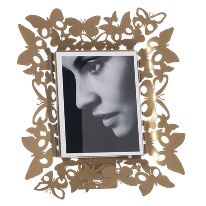 Portafoto Farfalloso verticale. Realizzato in metallo decorato con farfalle di diverse dimensioni. Dimensioni: 26 x 31H cm (13 x 17 cm formato foto) Prodotto in Italia. In negozio e online su tuttochic.live