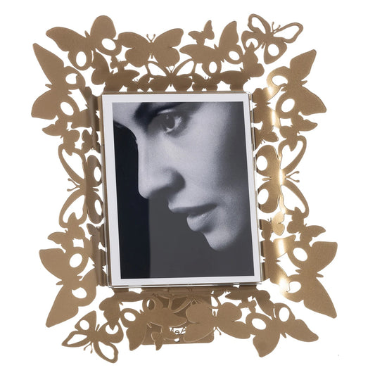 Portafoto Farfalloso verticale. Realizzato in metallo decorato con farfalle di diverse dimensioni. Dimensioni: 26 x 31H cm (13 x 17 cm formato foto) Prodotto in Italia. In negozio e online su tuttochic.live