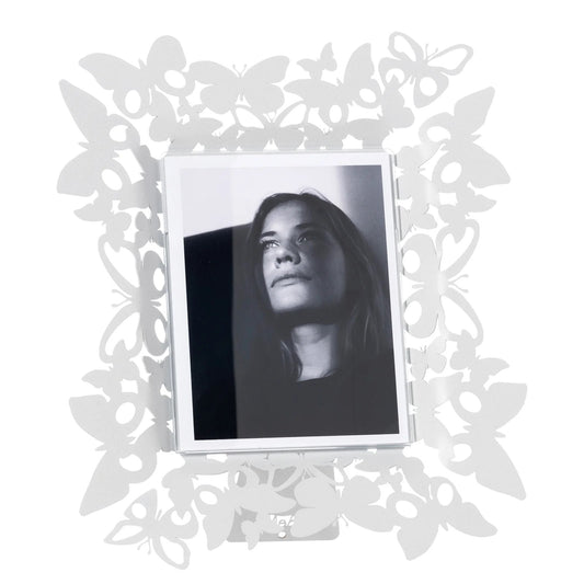 Portafoto Farfalloso verticale. Realizzato in metallo decorato con farfalle di diverse dimensioni. Dimensioni: 26 x 31H cm (13 x 17 cm formato foto) Prodotto in Italia. In negozio e online su tuttochic.live