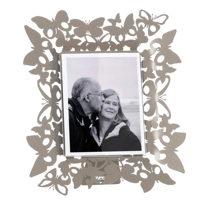 Portafoto Farfalloso verticale. Realizzato in metallo decorato con farfalle di diverse dimensioni. Dimensioni: 26 x 31H cm (13 x 17 cm formato foto) Prodotto in Italia. In negozio e online su tuttochic.live