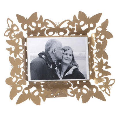 Portafoto Farfalloso orizzontale. Realizzato in metallo decorato con farfalle di diverse dimensioni. Dimensioni: 30,5 x 25,5 H cm (17 x 13 cm formato foto) Prodotto in Italia. In negozio e online su tuttochic.live