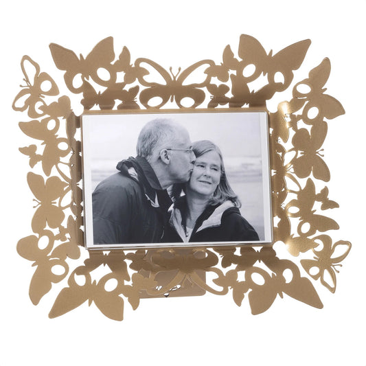 Portafoto Farfalloso orizzontale. Realizzato in metallo decorato con farfalle di diverse dimensioni. Dimensioni: 30,5 x 25,5 H cm (17 x 13 cm formato foto) Prodotto in Italia. In negozio e online su tuttochic.live