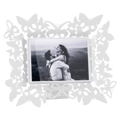 Portafoto Farfalloso orizzontale. Realizzato in metallo decorato con farfalle di diverse dimensioni. Dimensioni: 30,5 x 25,5 H cm (17 x 13 cm formato foto) Prodotto in Italia. In negozio e online su tuttochic.live