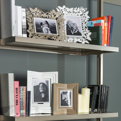 Portafoto Farfalloso orizzontale. Realizzato in metallo decorato con farfalle di diverse dimensioni. Dimensioni: 30,5 x 25,5 H cm (17 x 13 cm formato foto) Prodotto in Italia. In negozio e online su tuttochic.live