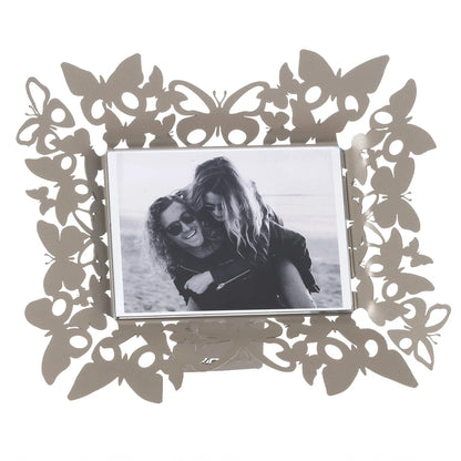 Portafoto Farfalloso orizzontale. Realizzato in metallo decorato con farfalle di diverse dimensioni. Dimensioni: 30,5 x 25,5 H cm (17 x 13 cm formato foto) Prodotto in Italia. In negozio e online su tuttochic.live