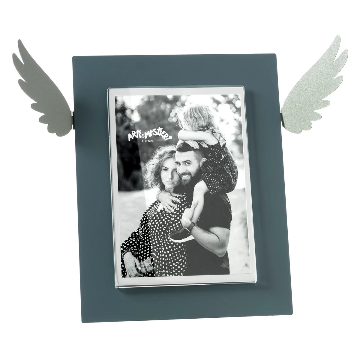 Portafoto Icaro di Arti e Mestieri. Realizzato in metallo colorato con le ali che si estendono dai lati, ispirato al mito di Icaro. Dimensioni: 33,3 x 25 h cm (13x18 formato foto). In negozio e online su tuttochic.live