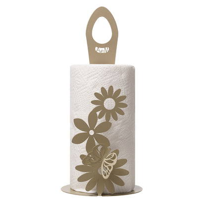 Realizzato in ferro, con tre petali di margherita e l’immancabile farfalla, questo articolo è disponibile nelle colorazioni: bianco marmo, miele e giada. Utile vicino al lavello o al piano cottura e indispensabile sulla tavola. Dimensioni: diametro 15 x 33 H cm. In negozio e online su tuttochic.live