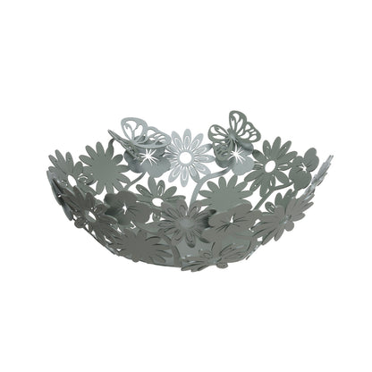 Ispirato alla natura e alla Primavera, il centro tavola piccolo Margherite con le sue farfalle ed i suoi tipici fiori primaverili in ferro è l’elemento perfetto per decorare una tavola vuota, in maniera allegra ed originale! Dimensioni: diametro 32 x 8H cm Materiale: metallo. In negozio e online su tuttochic.live