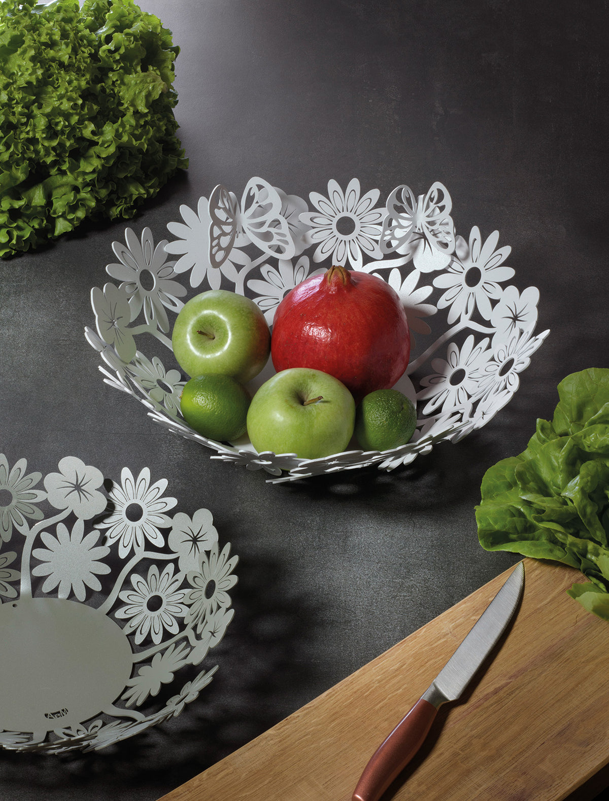 Ispirato alla natura e alla Primavera, il centro tavola piccolo Margherite con le sue farfalle ed i suoi tipici fiori primaverili in ferro è l’elemento perfetto per decorare una tavola vuota, in maniera allegra ed originale! Dimensioni: diametro 32 x 8H cm Materiale: metallo. In negozio e online su tuttochic.live