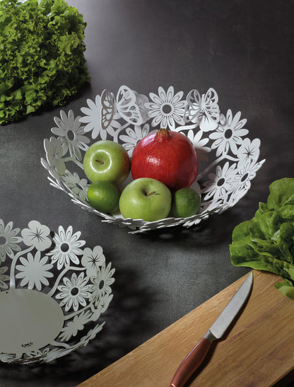 Ispirato alla natura e alla Primavera, il centro tavola piccolo Margherite con le sue farfalle ed i suoi tipici fiori primaverili in ferro è l’elemento perfetto per decorare una tavola vuota, in maniera allegra ed originale! Dimensioni: diametro 32 x 8H cm Materiale: metallo. In negozio e online su tuttochic.live