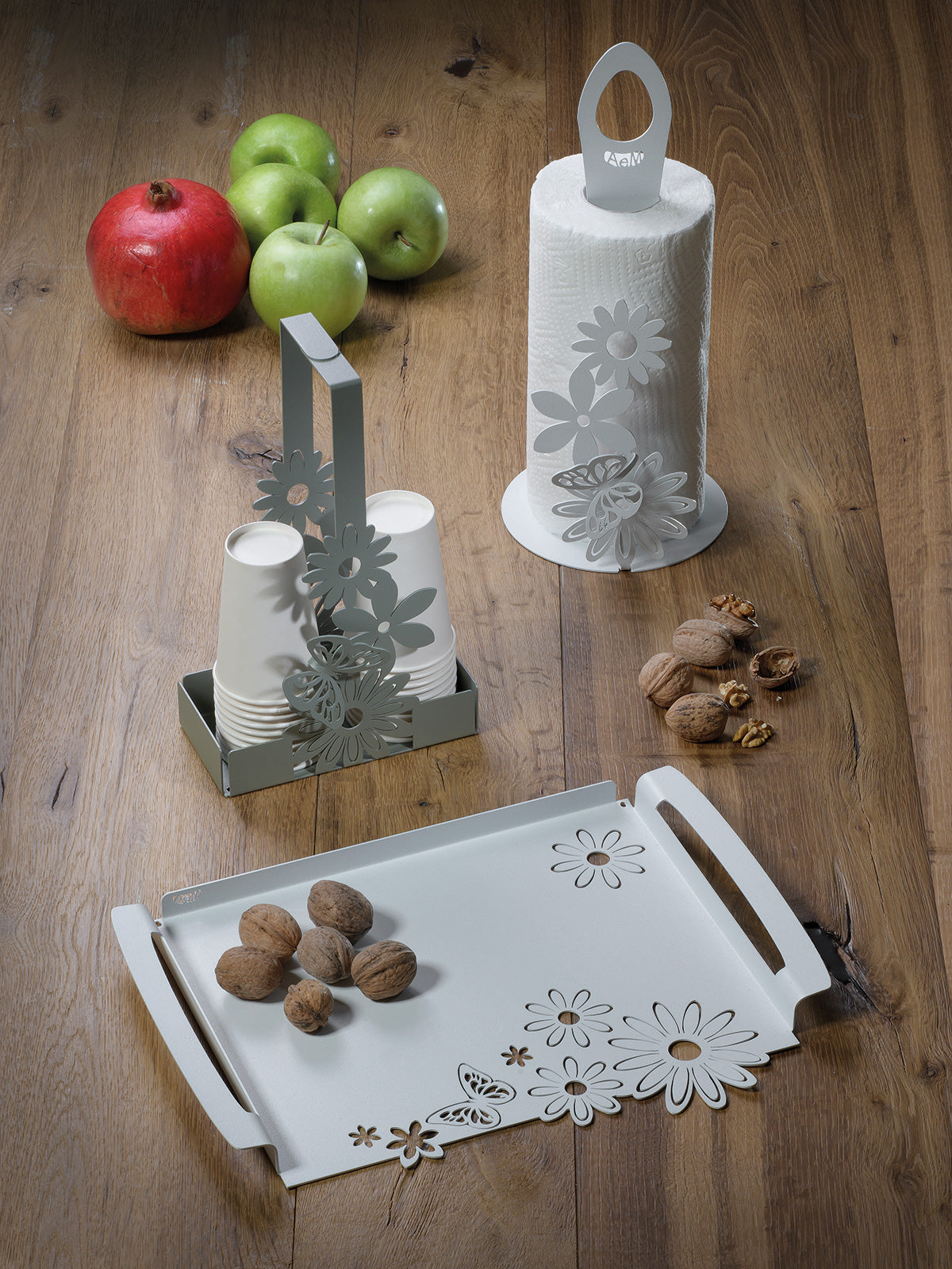Realizzato in ferro, con tre petali di margherita e l’immancabile farfalla, questo articolo è disponibile nelle colorazioni: bianco marmo, miele e giada. Utile vicino al lavello o al piano cottura e indispensabile sulla tavola. Dimensioni: diametro 15 x 33 H cm. In negozio e online su tuttochic.live