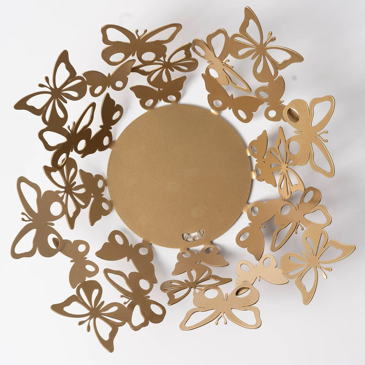 Il centrotavola Farfalloso è un oggetto esclusivo in metallo verniciato. Composto da una sinfonia di farfalle con ali traforate. Dimensioni: 37 x 16 H cm Prodotto in Italia. In negozio e online su tuttochic.live