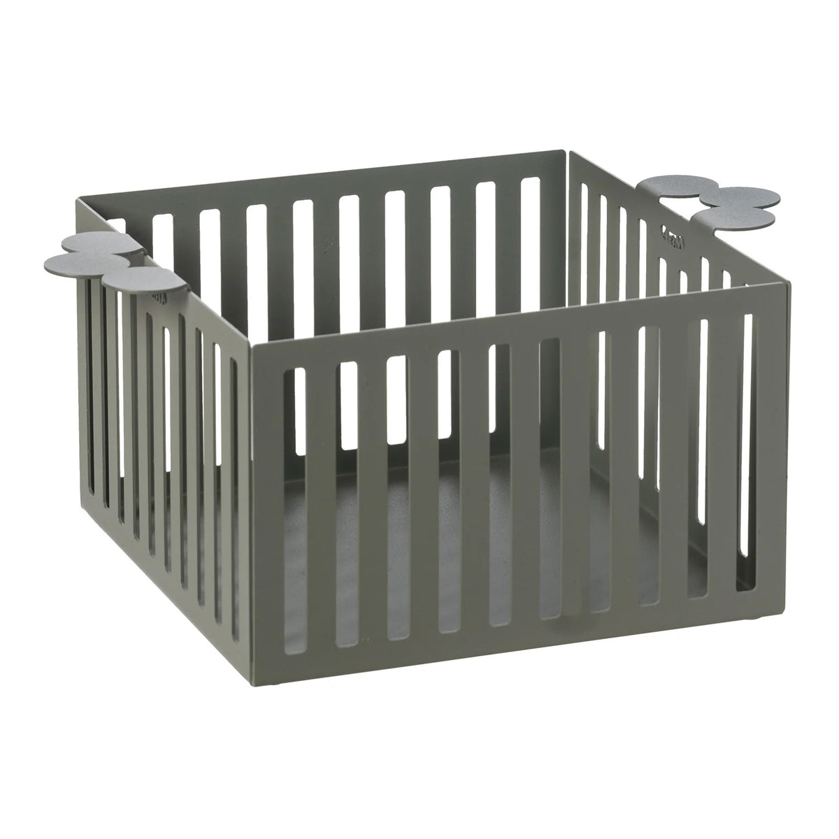 Il Cestino Old è il perfetto mix di funzionalità e stile. Realizzato in metallo colorato, può essere utilizzato come contenitore per il pane o come fruttiera/centrotavola. Dimensioni: 28 x 20 x 12 H. In negozio e online su tuttochic.live
