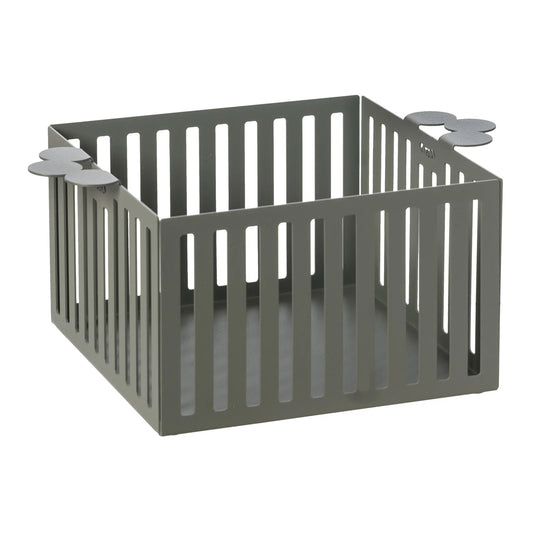 Il Cestino Old è il perfetto mix di funzionalità e stile. Realizzato in metallo colorato, può essere utilizzato come contenitore per il pane o come fruttiera/centrotavola. Dimensioni: 28 x 20 x 12 H. In negozio e online su tuttochic.live