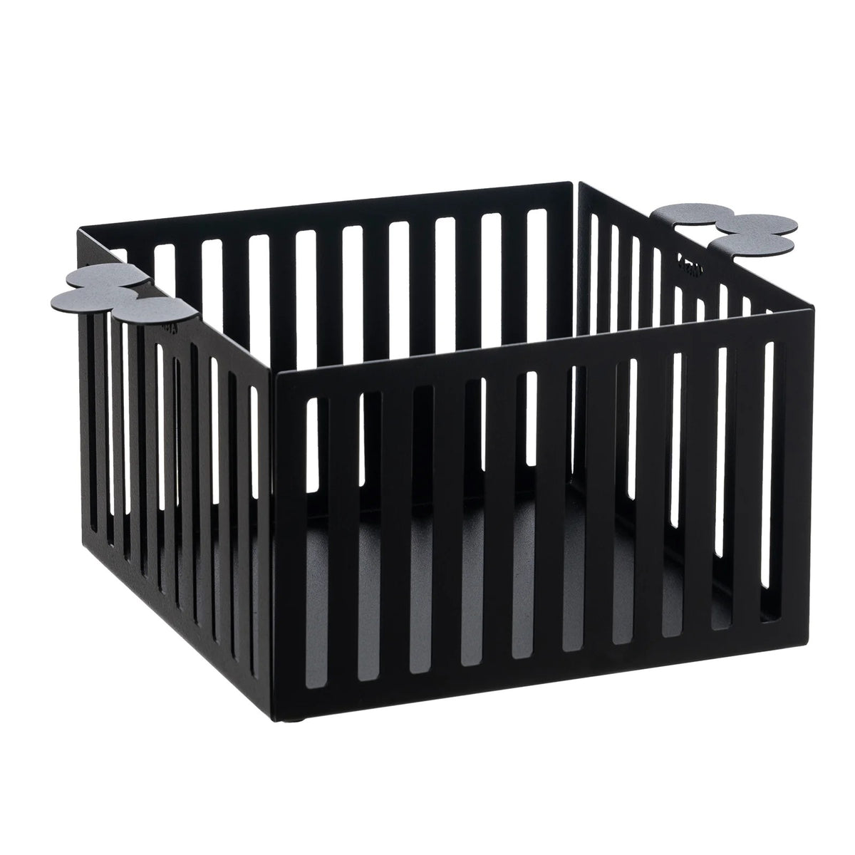 Il Cestino Old è il perfetto mix di funzionalità e stile. Realizzato in metallo colorato, può essere utilizzato come contenitore per il pane o come fruttiera/centrotavola. Dimensioni: 28 x 20 x 12 H. In negozio e online su tuttochic.live