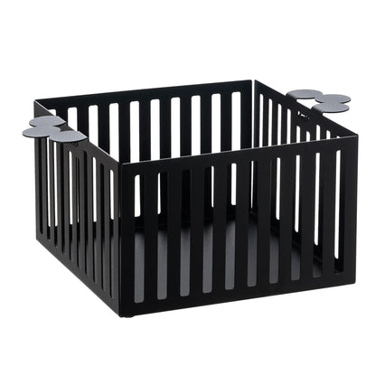 Il Cestino Old è il perfetto mix di funzionalità e stile. Realizzato in metallo colorato, può essere utilizzato come contenitore per il pane o come fruttiera/centrotavola. Dimensioni: 28 x 20 x 12 H. In negozio e online su tuttochic.live