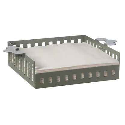 Portatovaglioli grande Old di Arti e Mestieri. Realizzato in metallo colorato e adornato con eleganti maniglie laterali, è perfetto per conferire un tocco di raffinatezza tipico della collezione Old. Dimensioni: 29 x 21 x 6 H cm. In negozio e online su tuttochic.live
