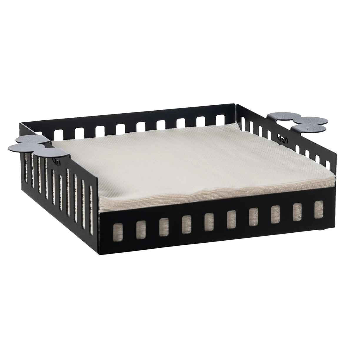 Portatovaglioli grande Old di Arti e Mestieri. Realizzato in metallo colorato e adornato con eleganti maniglie laterali, è perfetto per conferire un tocco di raffinatezza tipico della collezione Old. Dimensioni: 29 x 21 x 6 H cm. In negozio e online su tuttochic.live