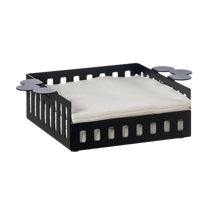 Portatovaglioli grande Old di Arti e Mestieri. Realizzato in metallo colorato e adornato con eleganti maniglie laterali, è perfetto per conferire un tocco di raffinatezza tipico della collezione Old. Dimensioni: 25 x 17 x 6 H cm. In negozio e online su tuttochic.live
