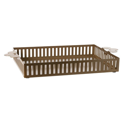 Il vassoio grande Old è realizzato in metallo colorato e adornato con eleganti maniglie laterali, conferendo un tocco di raffinatezza tipico della collezione Old. Dimensioni: 31 x 34,5 x 6 H cm Prodotto in Italia. In negozio e online su tuttochic.live