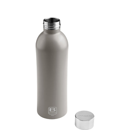 Bottiglia TWIN 800 ml (27.051 fl.oz.) Concrete sand - grigio sabbiato. Tappo finitura lucida. Finitura anti-graffio DIAMOND COATING. Mantiene i liquidi caldi per 12 ore, freddi per 24 e il ghiaccio per 36 ore. Realizzata in acciaio inox 18/10 Misure: Diametro ø 8 cm, altezza 26 cm. In negozio e on line su tuttochic.live